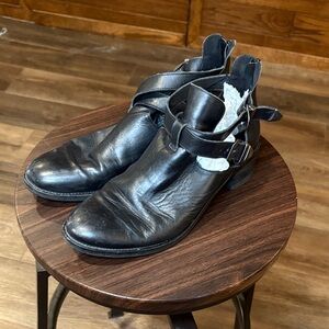 Source Unknown Sleek Black Leather Booties